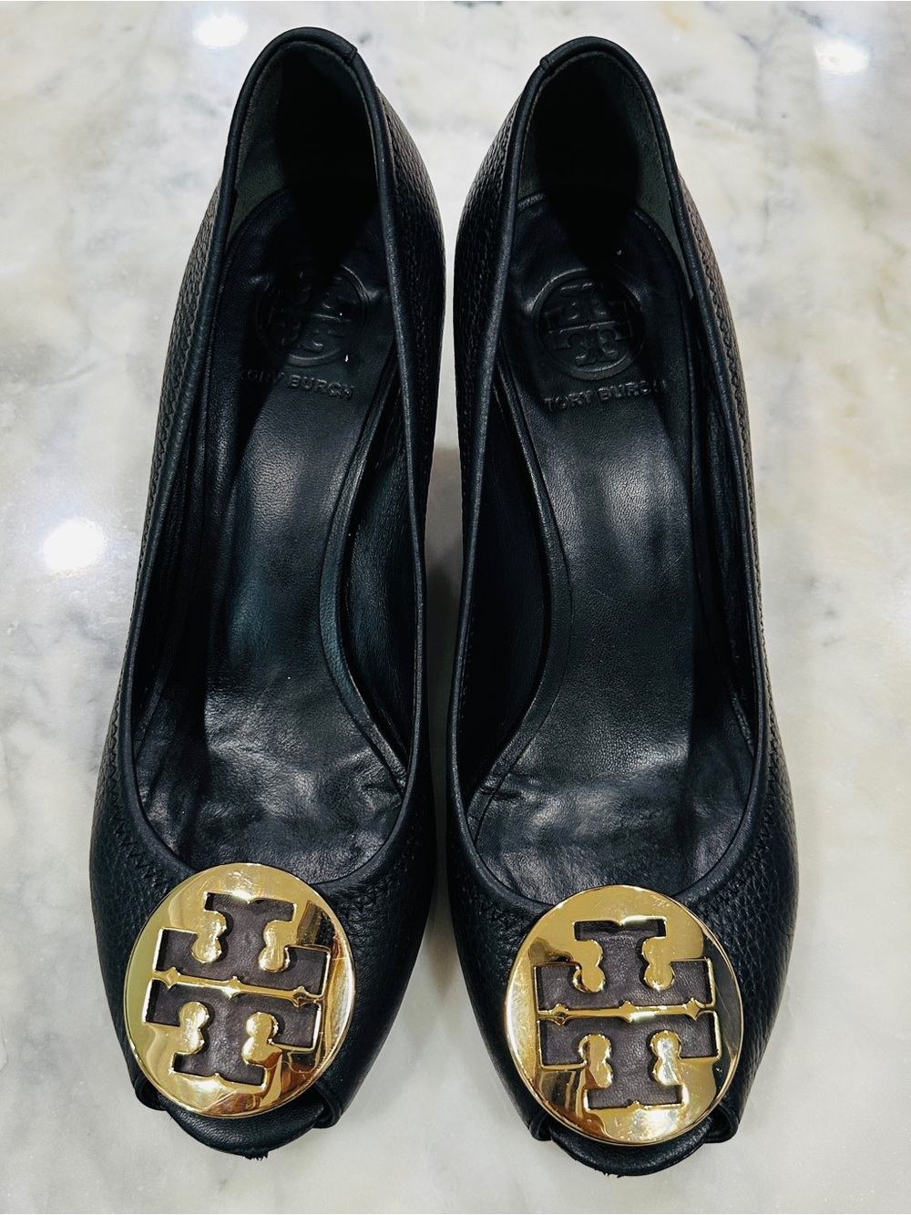 Tory Burch Sally Wedge Pumps Sz 9M gold-tone double-T logo leather.